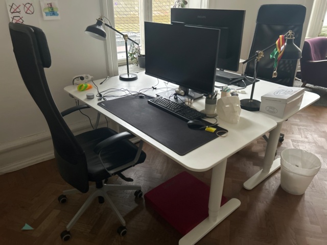 1410987-10 Kontorsinredning - Skrivbord, skärmar, fåtöljer