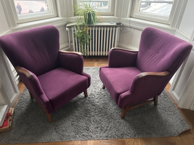 1410987-14 Kontorsinredning - Skrivbord, skärmar, fåtöljer