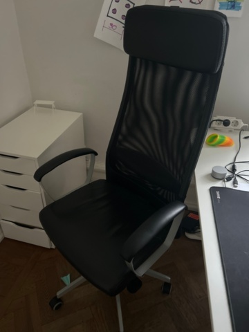 1410987-15 Kontorsinredning - Skrivbord, skärmar, fåtöljer