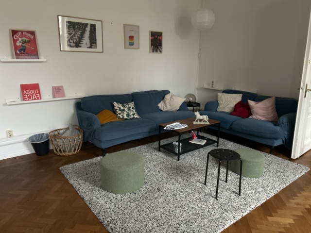 1410988-1 Kontorsinredning - Soffor, TV, matta, m.m.