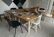 1410989 Kontorsinredning - Bord, TV, konferenssystem, m.m.