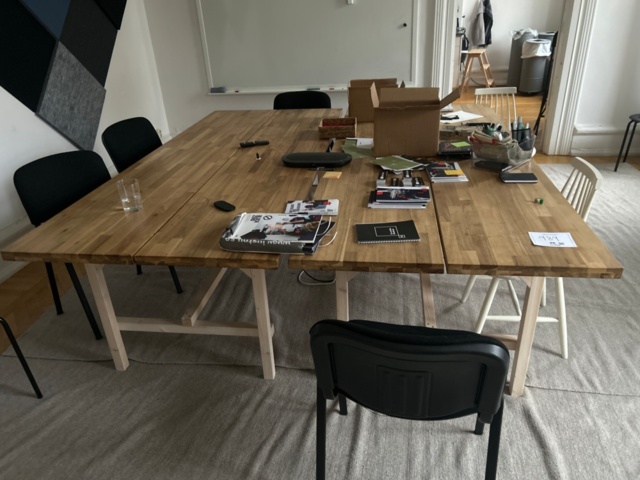 1410989-2 Office furniture - Tables, TVs, conference systems, etc.