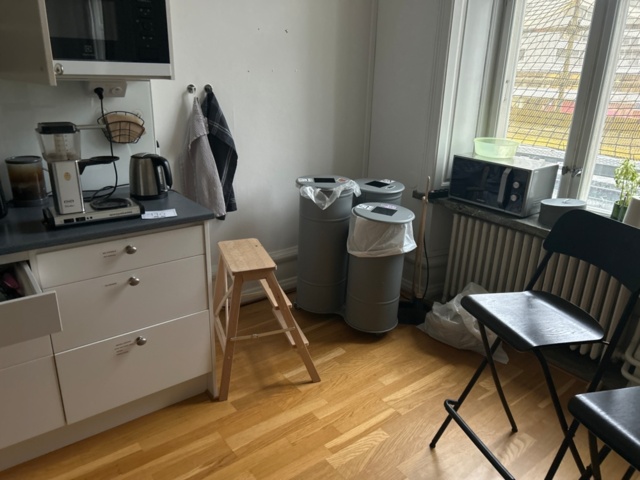 1410990-2 Loose contents in kitchen - Microwave, coffee maker, chairs, etc.