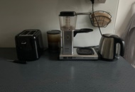 1410990 Löst innehåll i kök - Mikro, kaffekokare, stolar, m.m.