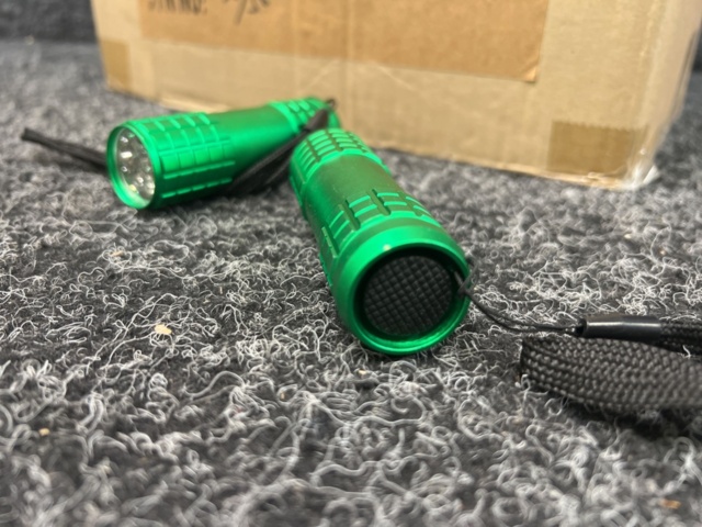 1487081-5 About 200 pcs Flashlights Z9