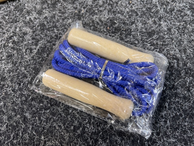 1487620-1 About 200 jump ropes