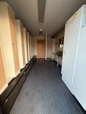 1488107-16 Staff shed for 6 people in good condition