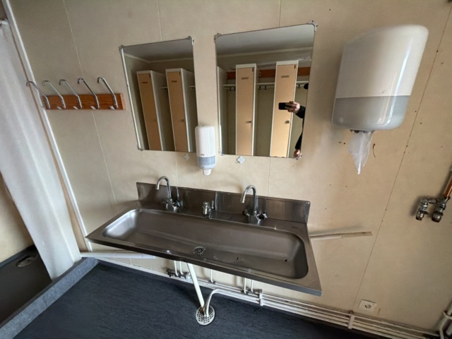 1488107-21 Staff shed for 6 people in good condition