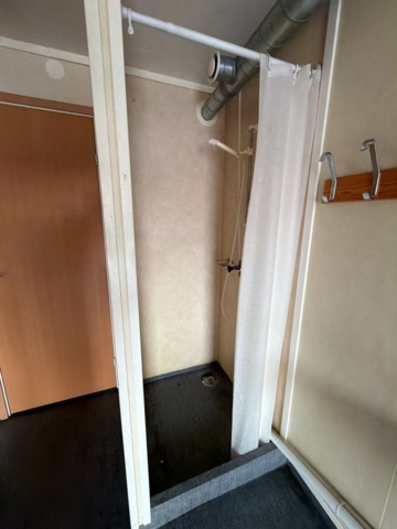 1488107-23 Staff shed for 6 people in good condition