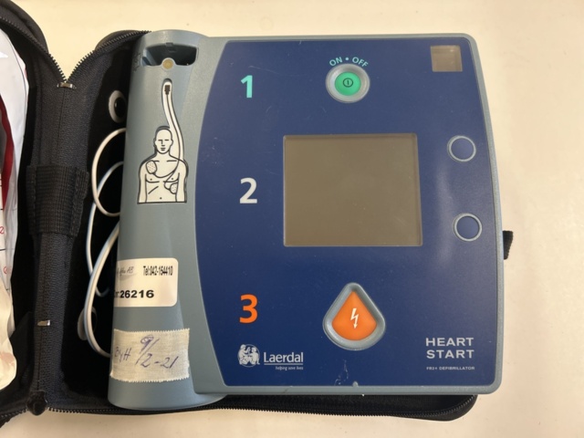 1453342-2 Hjärtstartare med tillbehör - Laerdal HeartStart FR2+ (modell M3841A)