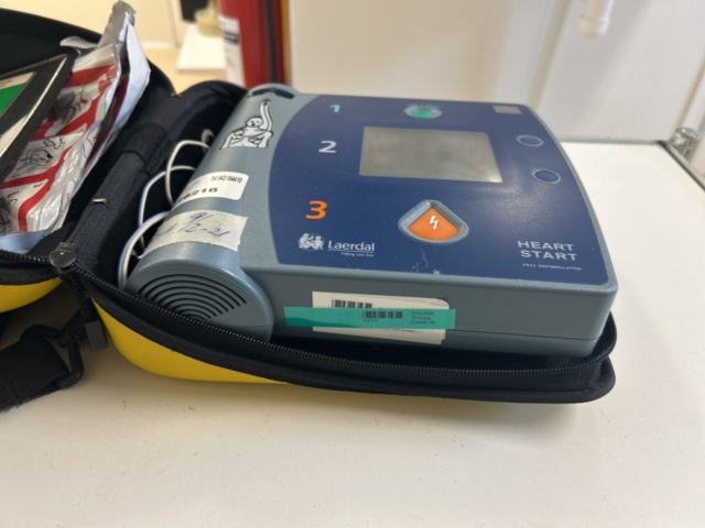 1453342-3 Hjärtstartare med tillbehör - Laerdal HeartStart FR2+ (modell M3841A)