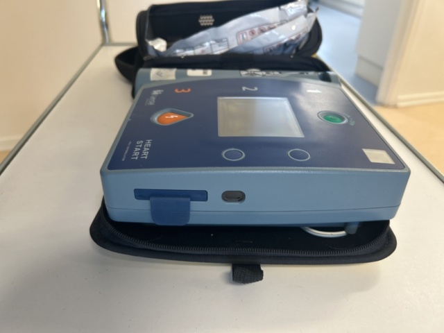 1453342-4 Hjärtstartare med tillbehör - Laerdal HeartStart FR2+ (modell M3841A)
