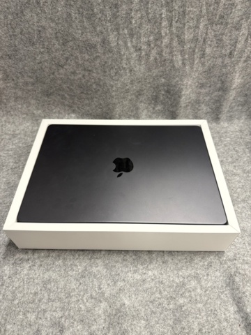 1442282-4 Laptop with Magic Mouse and accessories - Apple MacBook Pro 14" (M4, 2024)