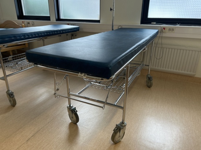 1453362-2 Operationsbrits med ställning - SIO Sjukvårdsprodukter