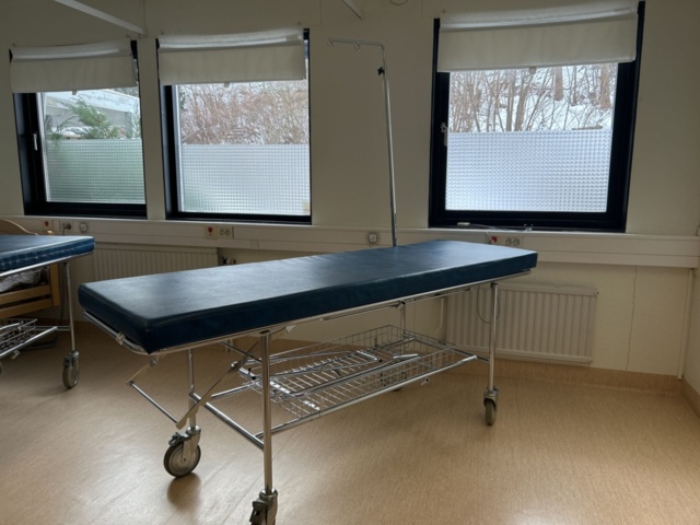 1453362-1 Operationsbrits med ställning - SIO Sjukvårdsprodukter
