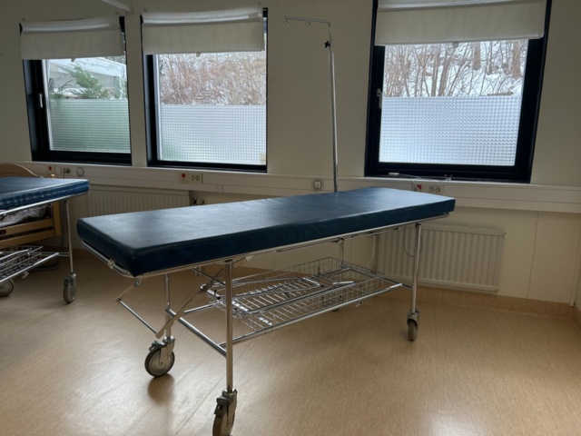 1453362-3 Operationsbrits med ställning - SIO Sjukvårdsprodukter