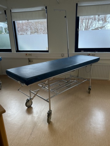 1453362-5 Operationsbrits med ställning - SIO Sjukvårdsprodukter