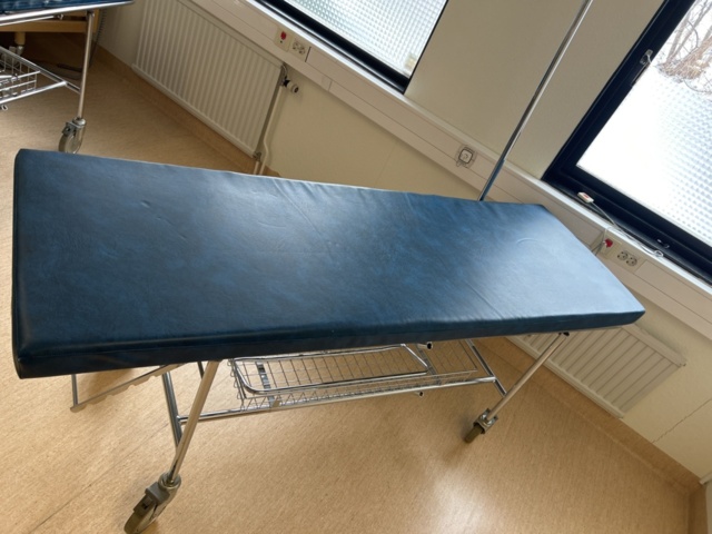 1453362-6 Operationsbrits med ställning - SIO Sjukvårdsprodukter