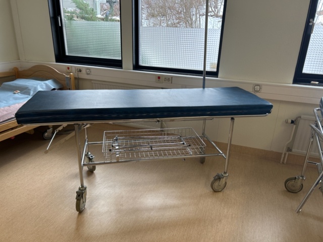 1453363-1 Operationsbrits med ställning - SIO Sjukvårdsprodukter