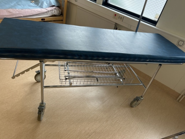 1453363-6 Operationsbrits med ställning - SIO Sjukvårdsprodukter
