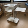 1453364-1 Medicinskt bord på hjul med plastlåda