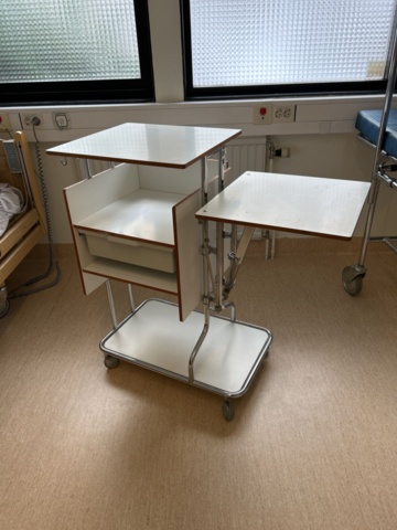 1453364-1 Medicinskt bord på hjul med plastlåda