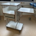 1453364-2 Medicinskt bord på hjul med plastlåda
