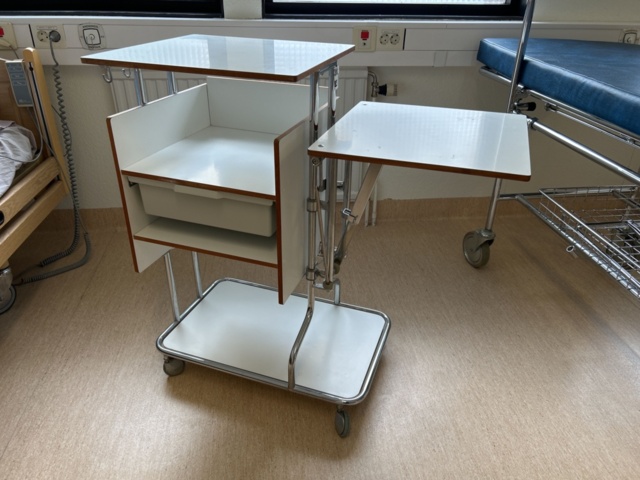 1453364-2 Medicinskt bord på hjul med plastlåda