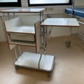 1453364-3 Medicinskt bord på hjul med plastlåda