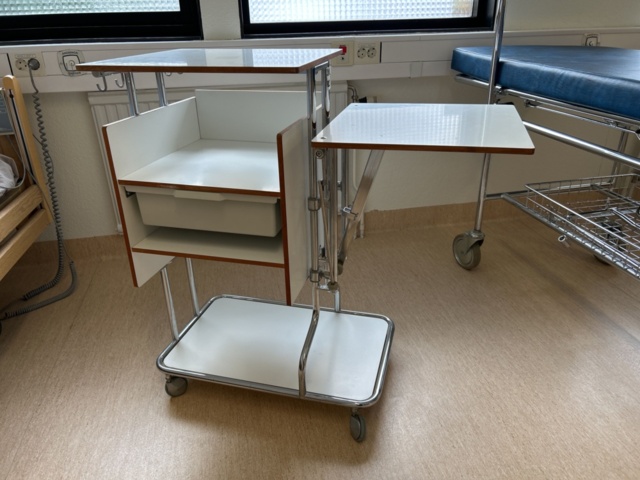 1453364-3 Medicinskt bord på hjul med plastlåda