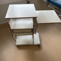 1453364-4 Medicinskt bord på hjul med plastlåda