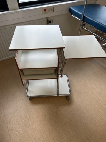 1453364-4 Medicinskt bord på hjul med plastlåda