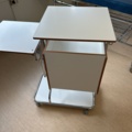 1453364-6 Medicinskt bord på hjul med plastlåda