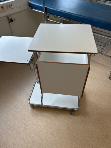 1453364-6 Medicinskt bord på hjul med plastlåda