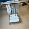 1453364-7 Medicinskt bord på hjul med plastlåda