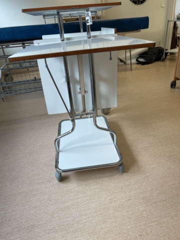 1453364-7 Medicinskt bord på hjul med plastlåda