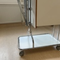 1453364-8 Medicinskt bord på hjul med plastlåda