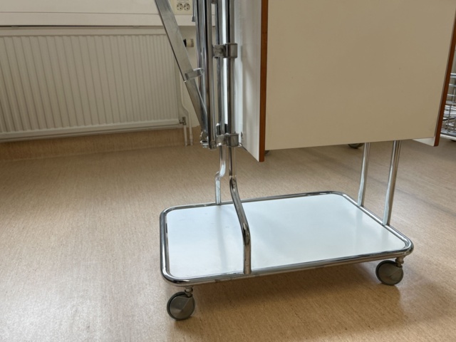 1453364-8 Medicinskt bord på hjul med plastlåda