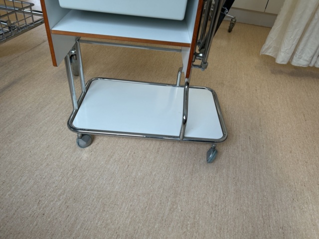 1453364-9 Medicinskt bord på hjul med plastlåda