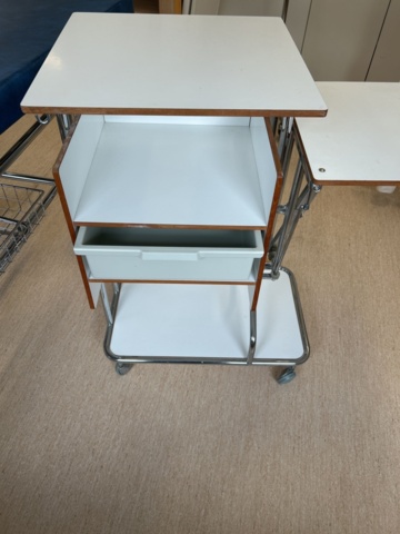 1453364-10 Medicinskt bord på hjul med plastlåda