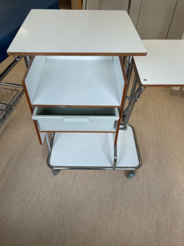 1453364-11 Medicinskt bord på hjul med plastlåda