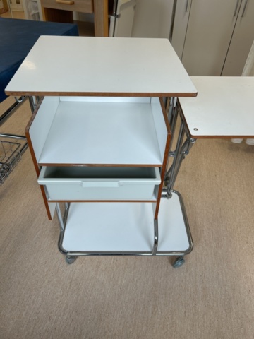 1453364-12 Medicinskt bord på hjul med plastlåda