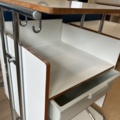 1453364-13 Medicinskt bord på hjul med plastlåda