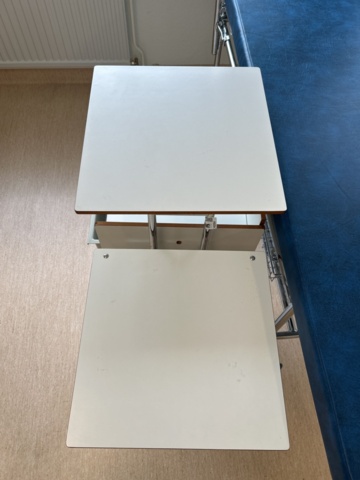 1453364-14 Medicinskt bord på hjul med plastlåda