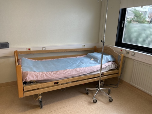 1453365-1 Patientsäng med elfunktion - Närkes Miljöprodukter