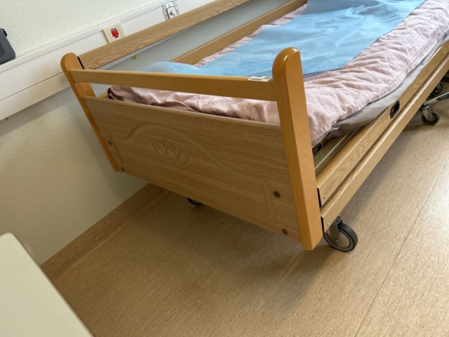 1453365-9 Patientsäng med elfunktion - Närkes Miljöprodukter