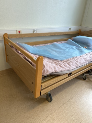 1453365-11 Patientsäng med elfunktion - Närkes Miljöprodukter