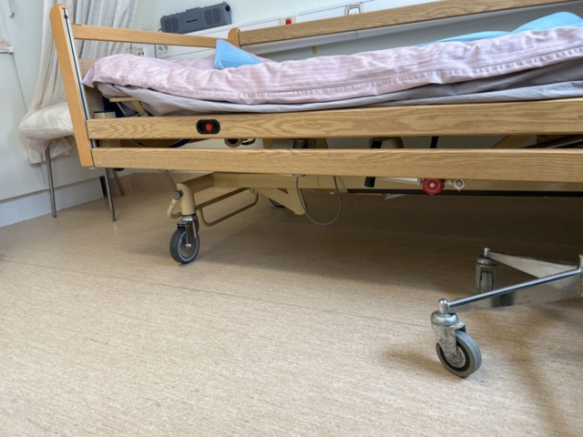 1453365-19 Patientsäng med elfunktion - Närkes Miljöprodukter