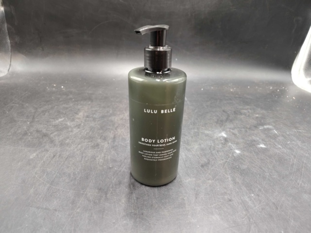 1488249-2 Bodylotion, 360 st - Lulu Belle, återfuktande formula, snabbabsorberande, 300 ml