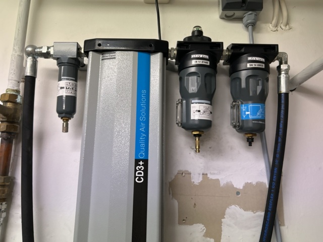 1453377-12 Oil-free scroll compressor with refrigeration dryer and filter - Atlas Copco SF2 with CD3+